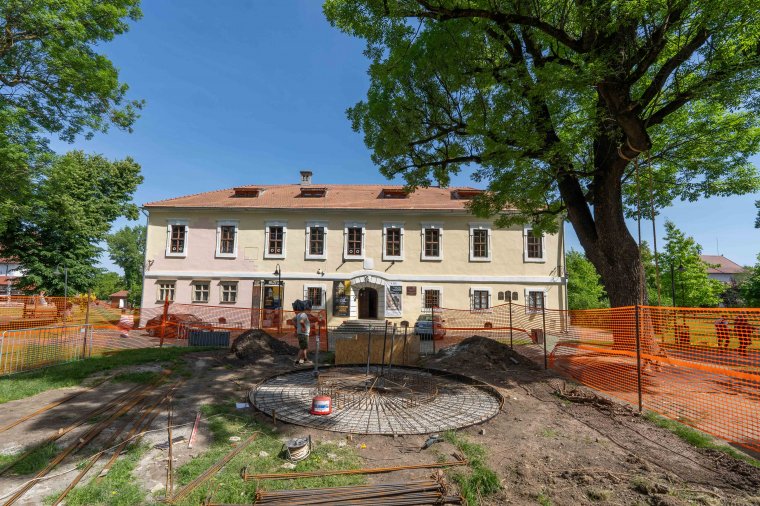 Munkatelepek a várban: készül az artézi szökőkút