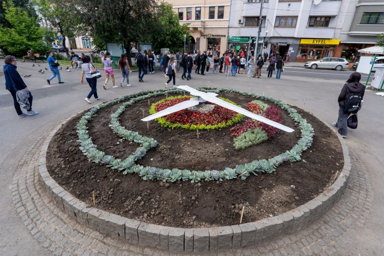 Készül a virágóra, a Bolyai tér szépítésével pedig meglesznek a ballagásokig