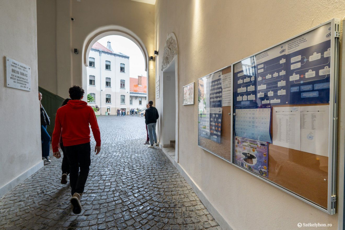 Szerda délelőtt függesztették ki a Bolyai Farkas Elméleti Líceumban is az előkészítő osztályba bejutottak listáját •  Fotó: Haáz Vince