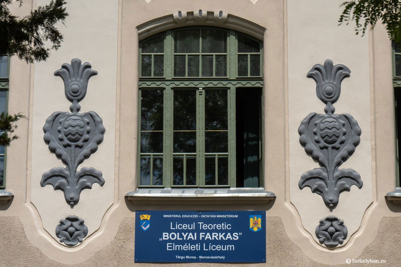 A homlokzaton levő motívumok •  Fotó: Haáz Vince