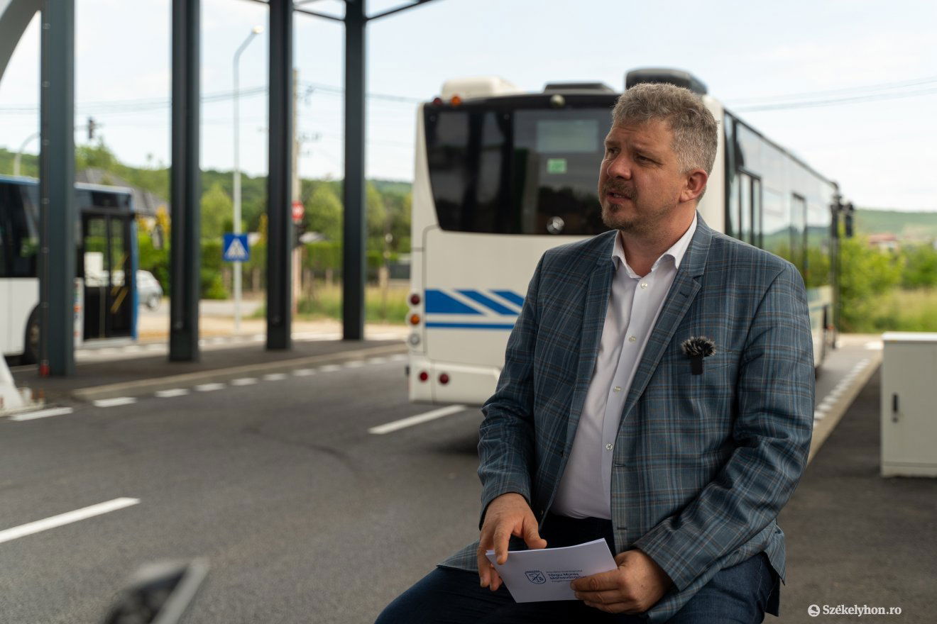 Soós Zoltán buszozásra biztatja a városlakókat •  Fotó: Haáz Vince