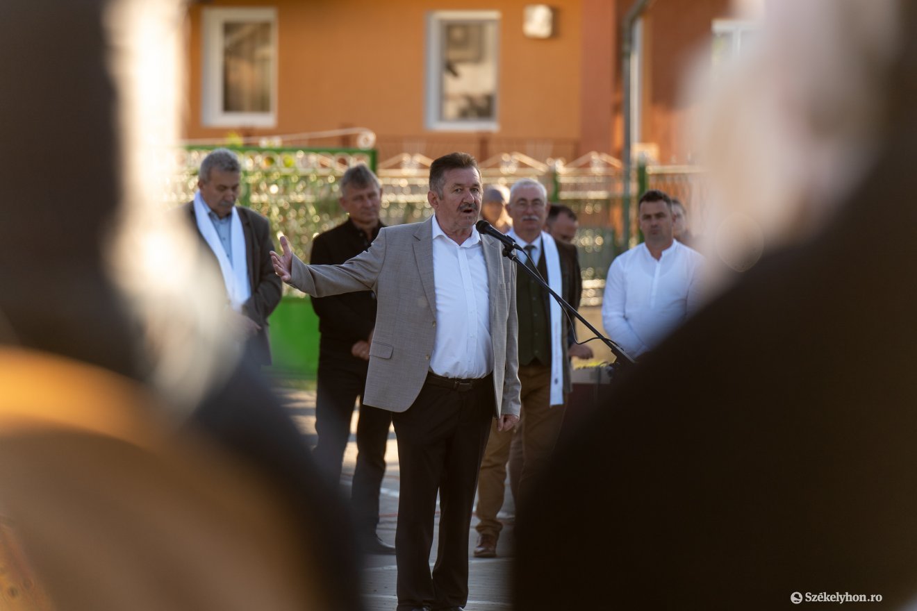 Osváth Csaba Ákosfalva polgármestere köszöntötte a lovaszarándokokat •  Fotó: Haáz Vince