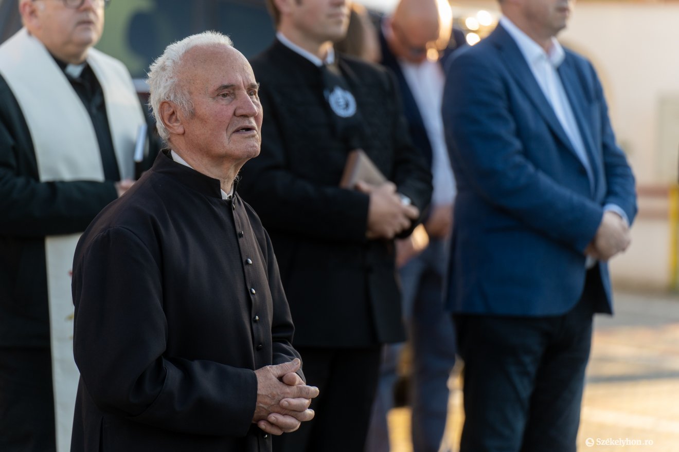 Sebestyén Domokos plébános is imaszalagot kötött fel •  Fotó: Haáz Vince