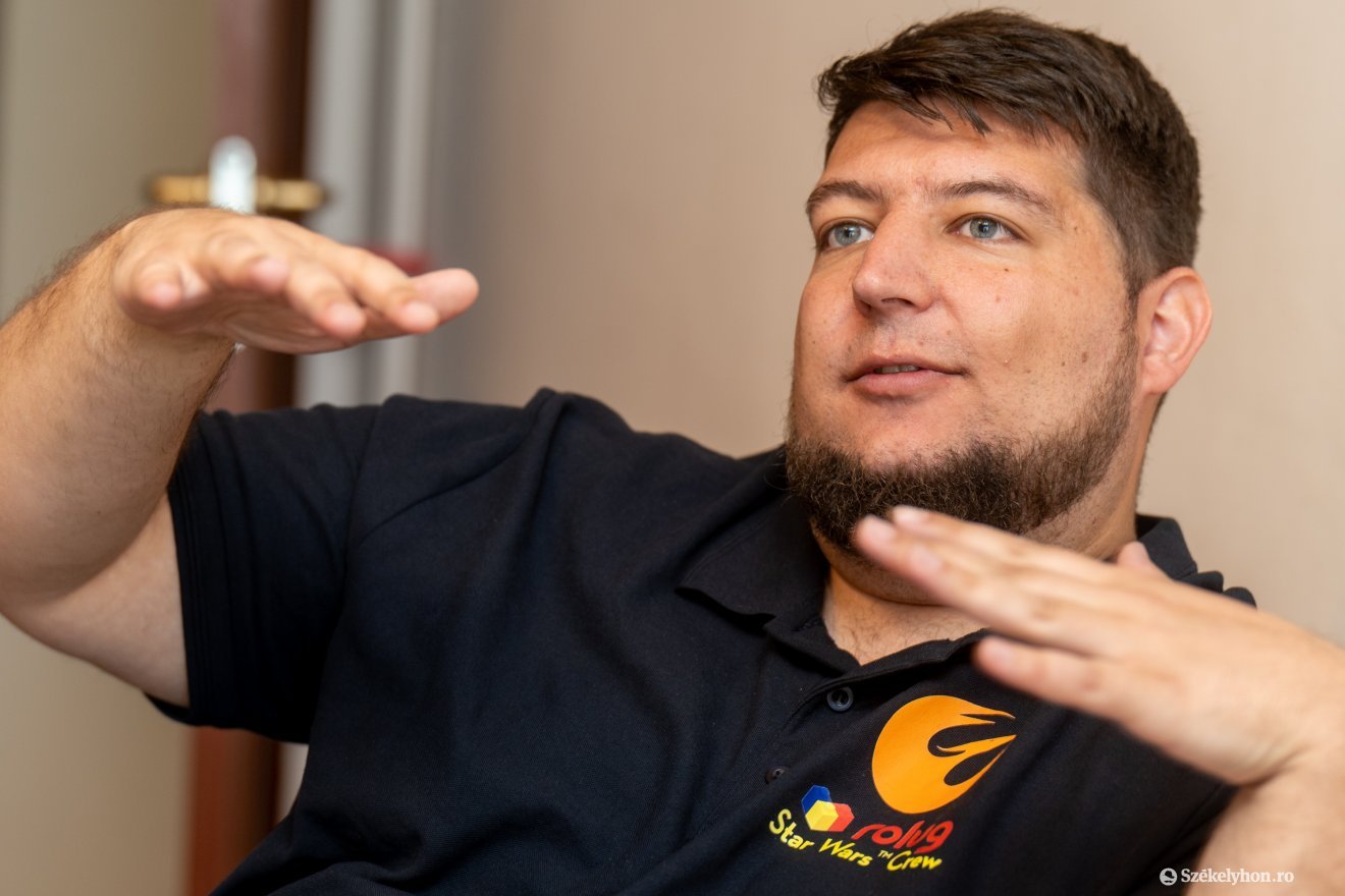 Tamás lelkesen mesél a hobbijáról •  Fotó: Haáz Vince