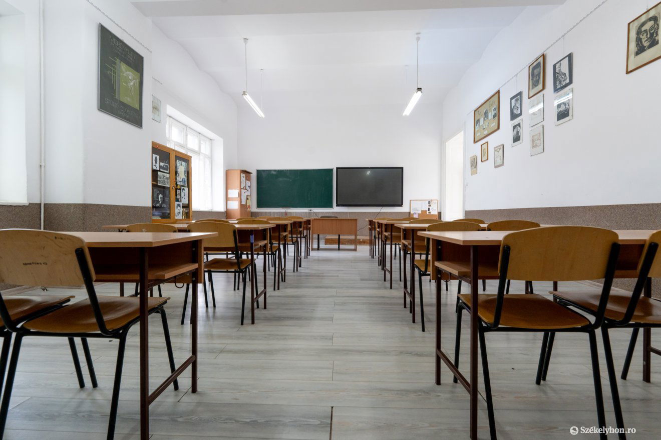 Új iskolai szabályok érvényesek a most kezdődő tanévben, többek közt fegyelmezik a tanórákat zavaró diákokat •  Fotó: Haáz Vince