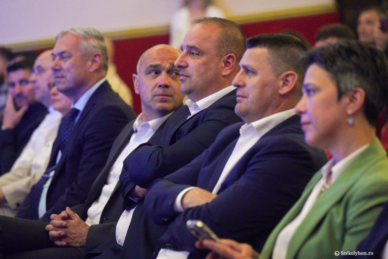 A helyi politikusok is ott ültek az első sorban •  Fotó: Haáz Vince