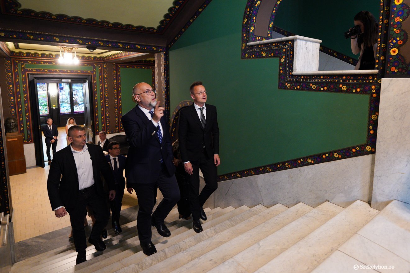 Szorosabbra fűzött együttműködés. Kelemen Hunor Szijjártó Péter külügyminiszterrel a marosvásárhelyi Kultúrpalotában •  Fotó: Haáz Vince