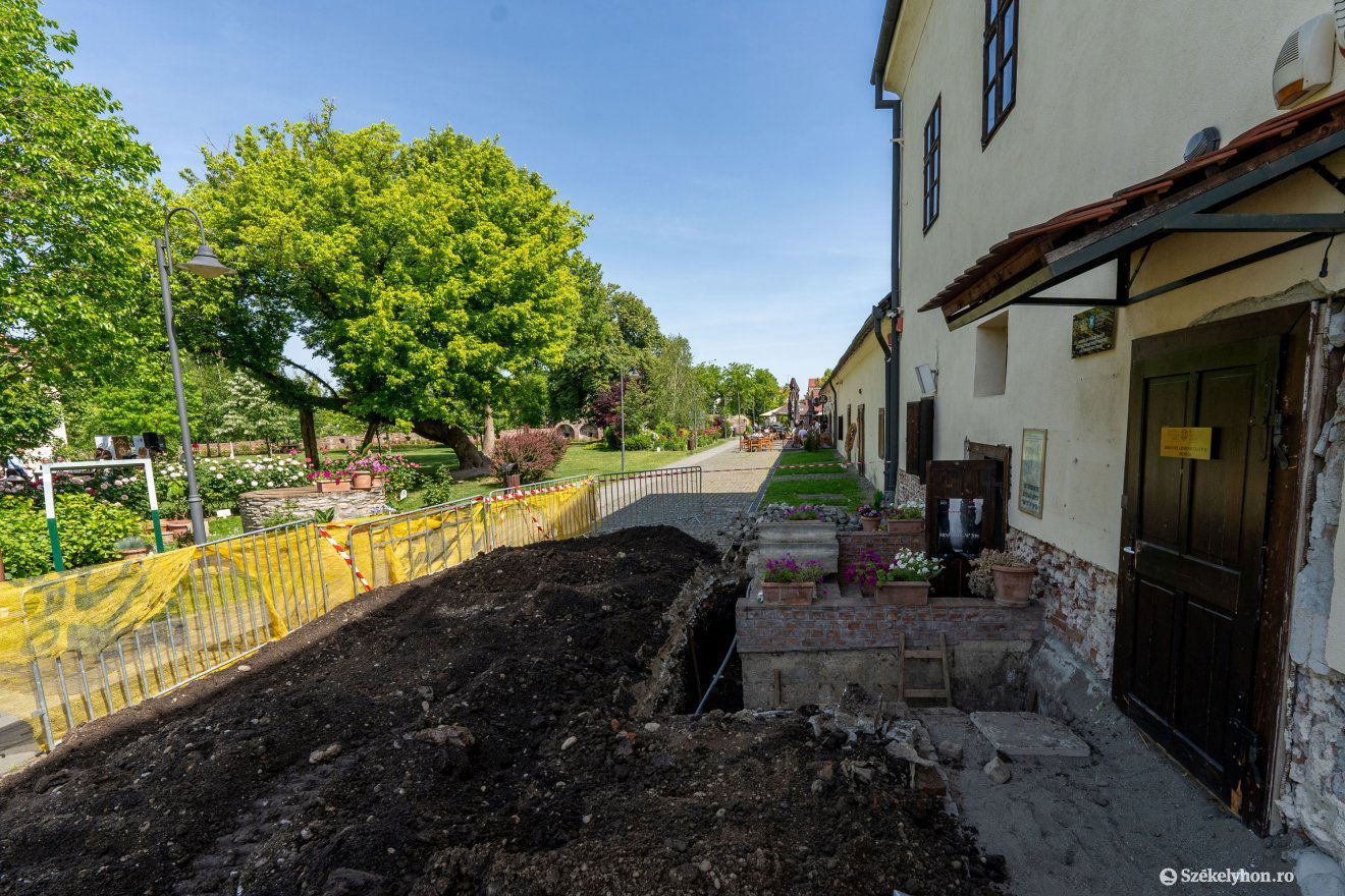 Vizesednek a falak, de megoldják a problémát •  Fotó: Haáz Vince