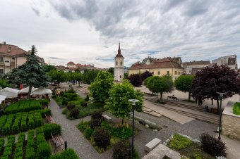A telekkönyvi hivatalban rekedt Marosvásárhely magányos templomtornyának ügye