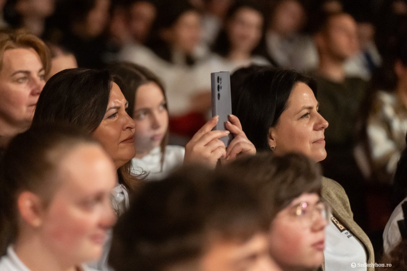 A családügyi, ifjúsági és esélyegyenlőségért felelős miniszter, Natalia Intotero is megörökítette magának a konferenciát •  Fotó: Haáz Vince