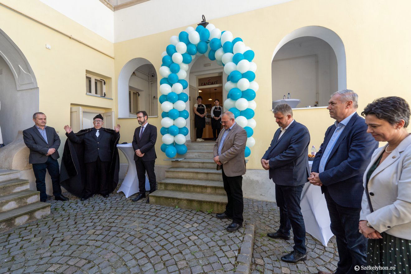 Szegedi László tiszteletes áldásával zárult a megnyitó •  Fotó: Haáz Vince