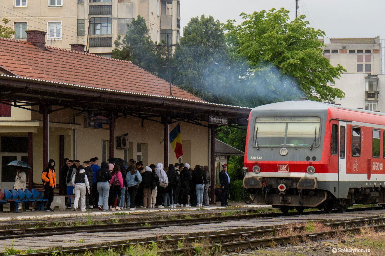 Vonatjegyet bankkártyával a kalauztól