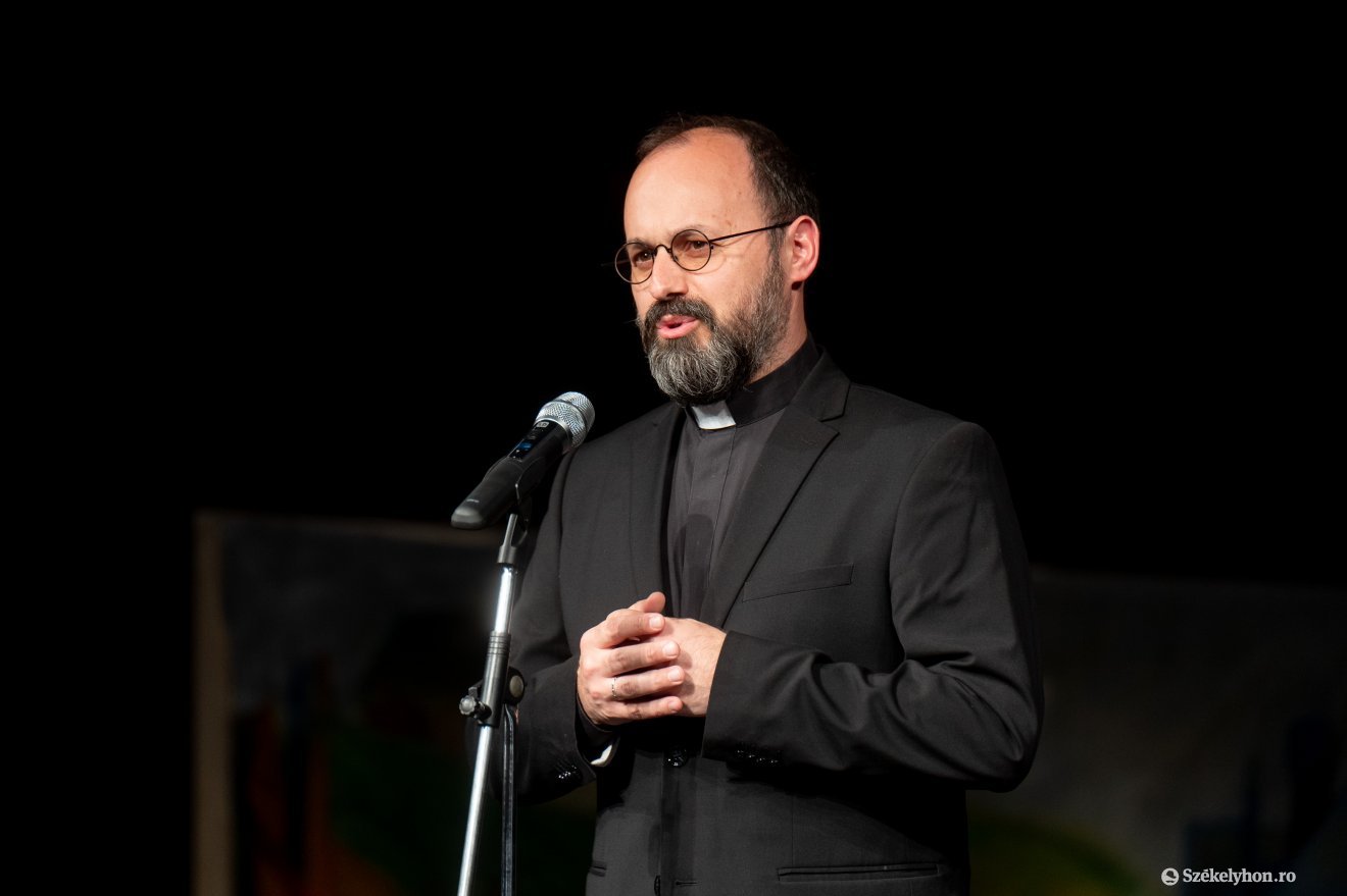 Tuzson Attila iskolalelkész imájával indult a vetékedő •  Fotó: Haáz Vince