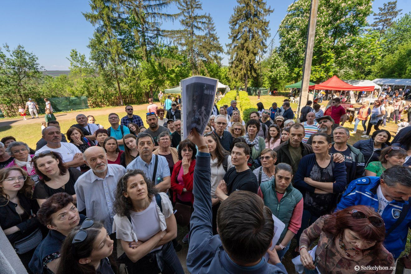 Első alkalommal szervezték meg a mezőzáhi bazsarózsa fesztivált, amelynek a helyi Ugron-kastély udvara adott otthont •  Fotó: Haáz Vince