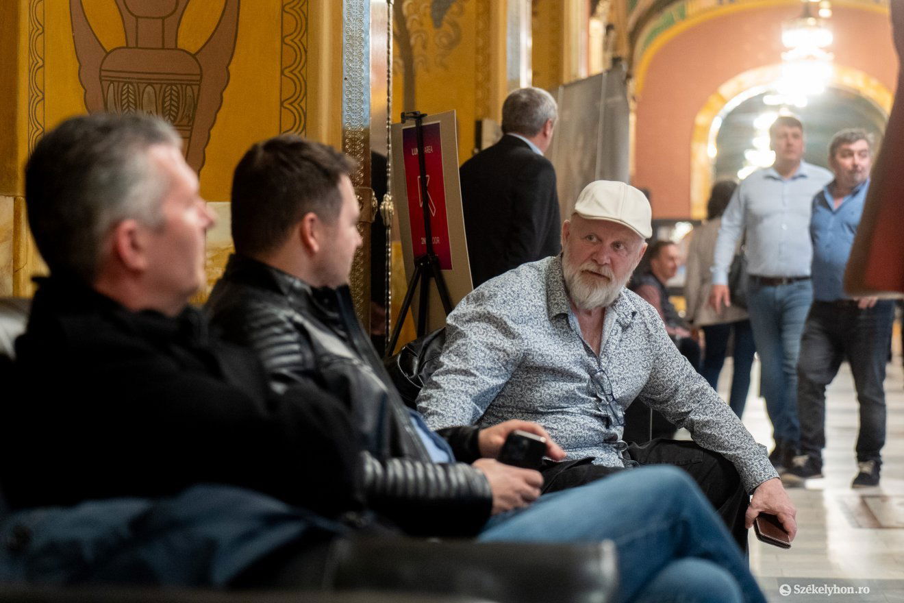 Horváth Lajos Ottó vetítés előtt a Kultúrpalota előcsarnokában •  Fotó: Haáz Vince