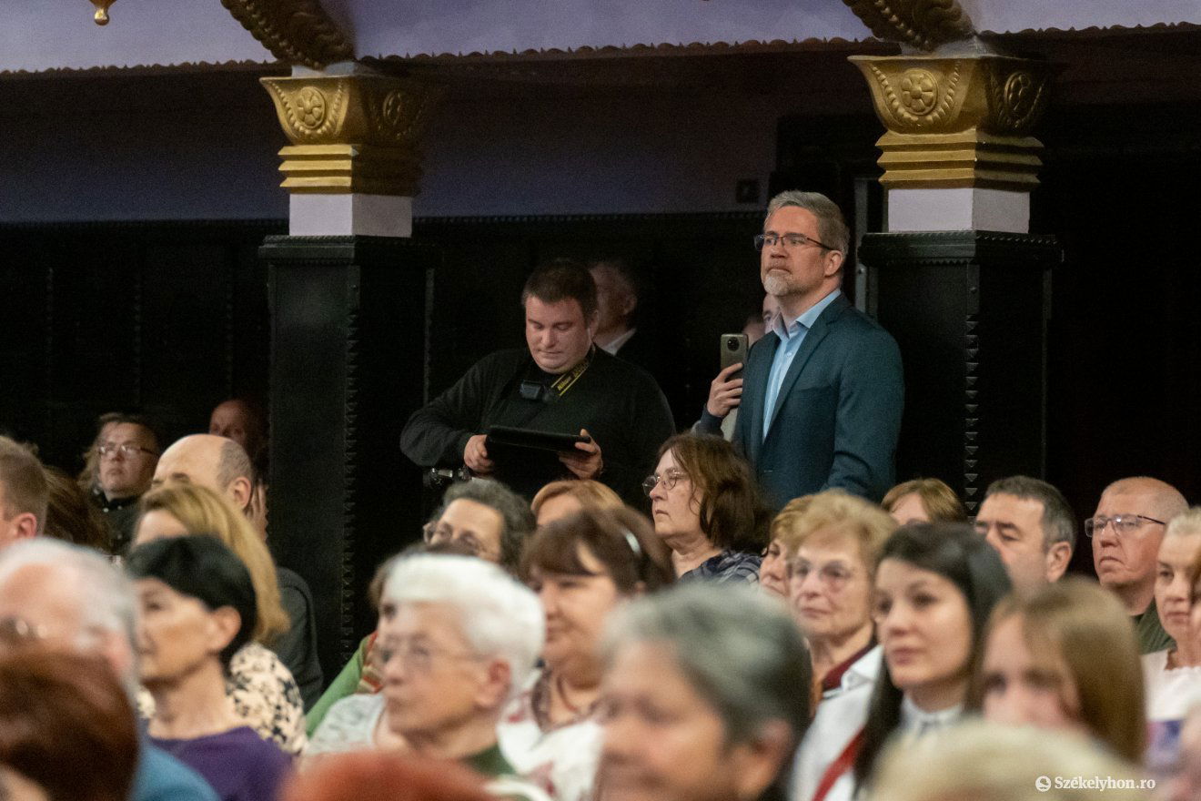 Loth Balázs a közönséggel •  Fotó: Haáz Vince