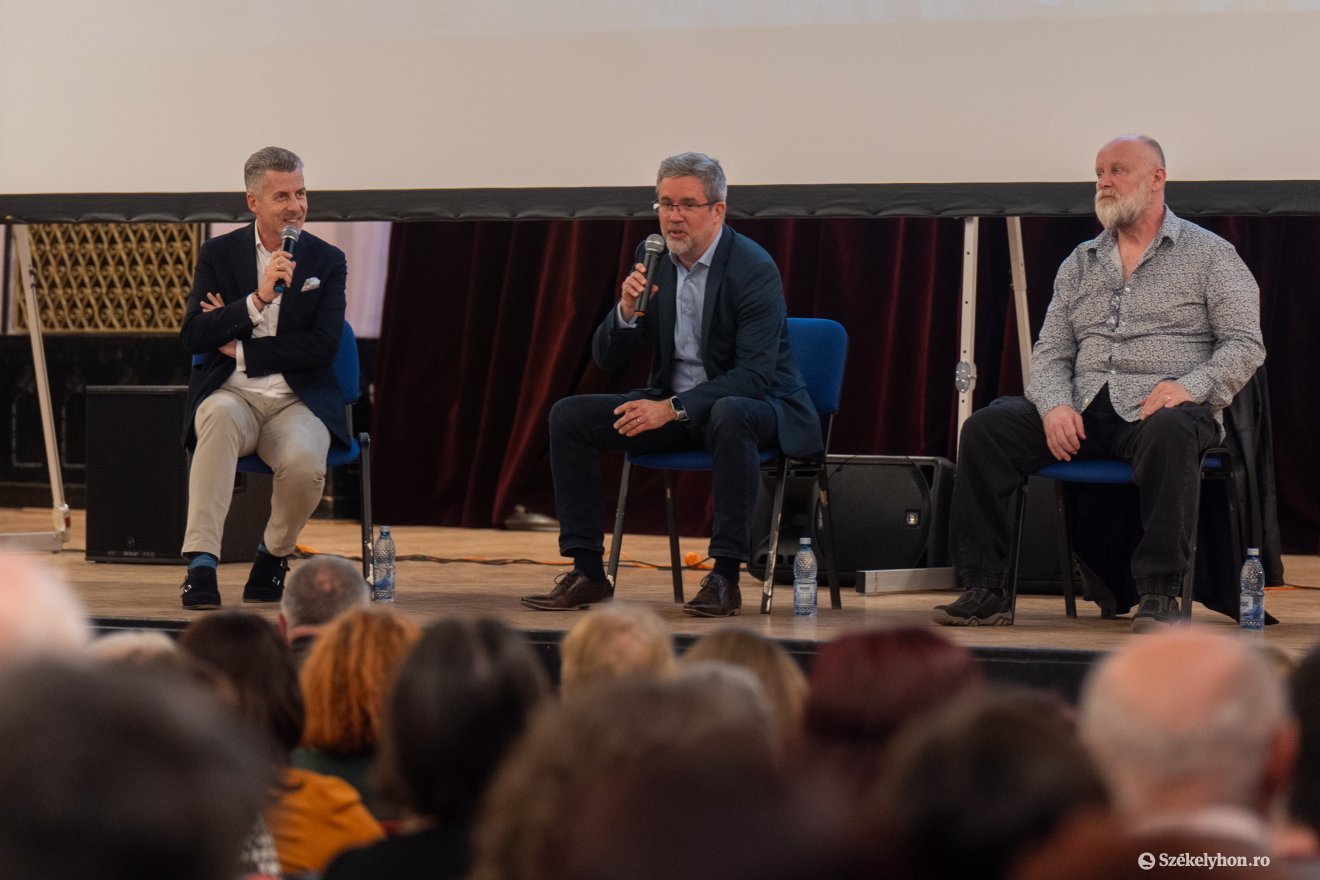 Rákay Philip forgatókönyvíró és kreatív producer, Lóth Balázs rendező, valamint a Farkascht alakító Horváth Lajos Ottó színművész a vetítés után •  Fotó: Haáz Vince