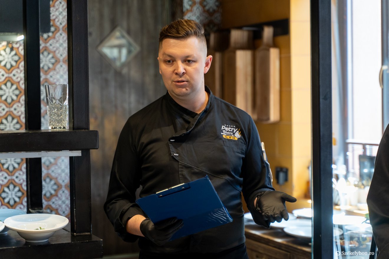 Csapó Sándor, a Petry Bistro Grill and Wine étterem főszakácsa •  Fotó: Haáz Vince