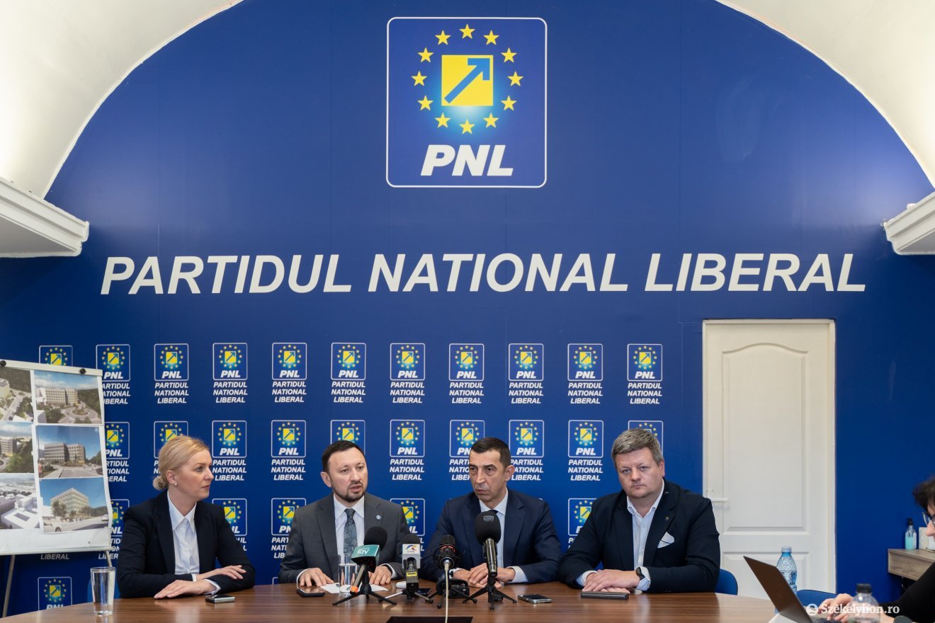 A miniszter és a liberális párt marosvásárhelyi vezetői •  Fotó: Haáz Vince