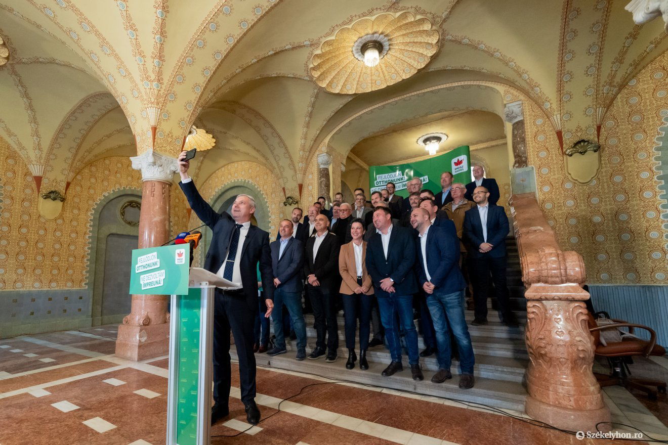 Iktatás utáni közös szelfi a jelöltekkel •  Fotó: Haáz Vince