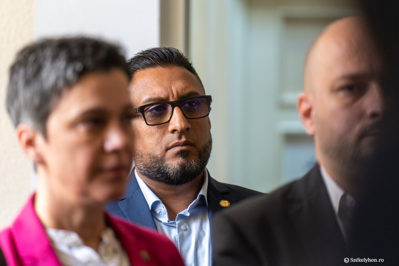 A Pro Európa Roma Párt képviselői is beálltak a támogatók sorába •  Fotó: Haáz Vince