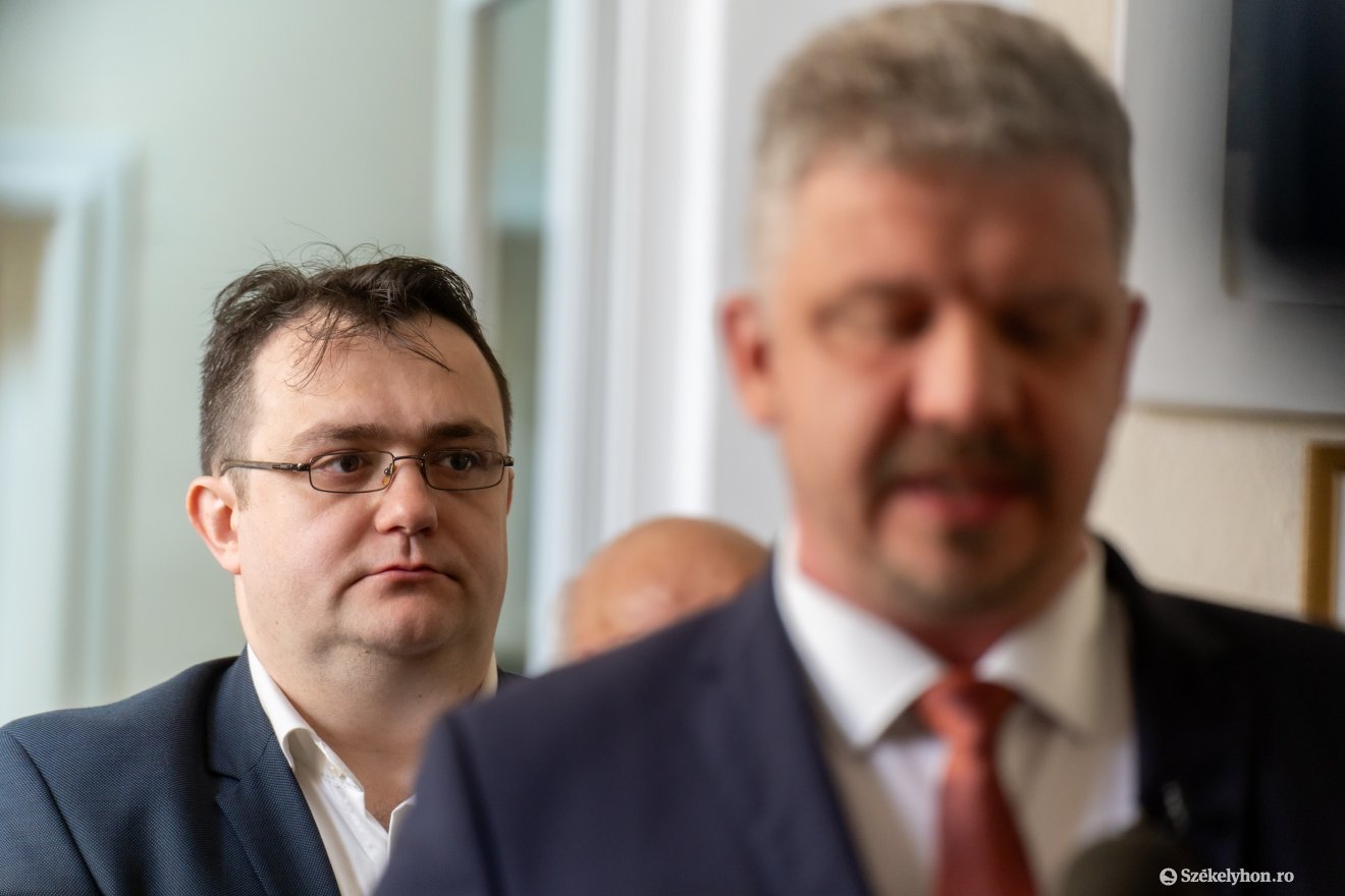 Soós Zoltán mögött Kali István, az EMSZ marosvásárhelyi elnöke •  Fotó: Haáz Vince