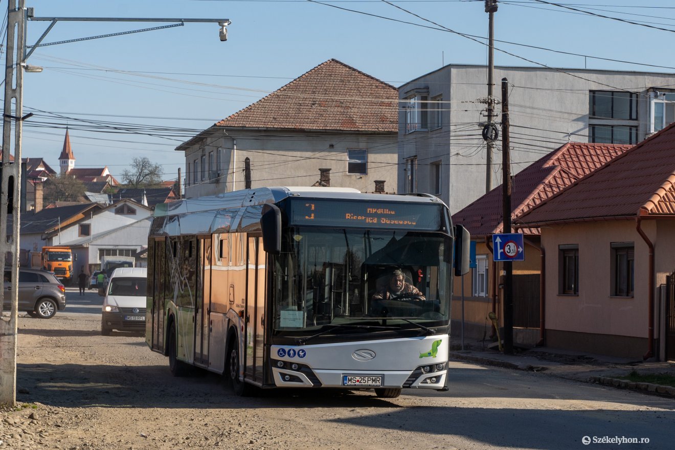 Jelenleg Szászrégenben tíz busz szállítja az utasokat. Archív • Fotó: Haáz Vince