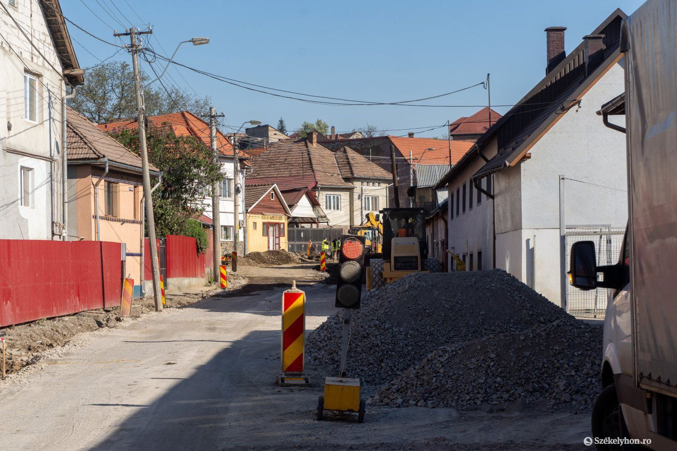 Jelzőlámpa is szükséges a leszűkült utcaszakaszra •  Fotó: Haáz Vince