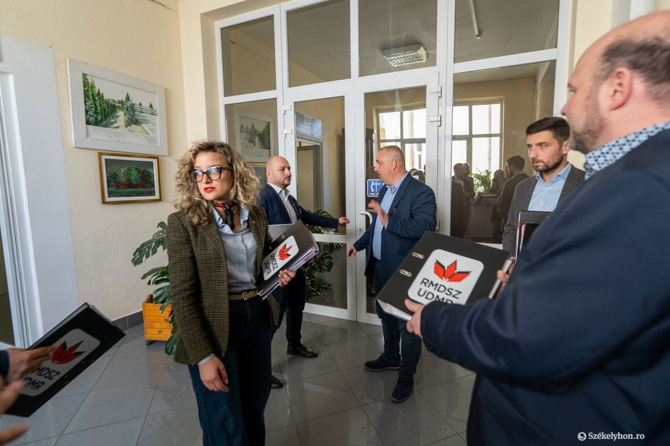 Leadták a támogatói aláírásokat •  Fotó: Haáz Vince