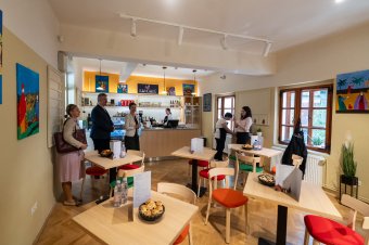 Ellátottból ellátóvá váltak a Kandake kávézó felszolgálóiként