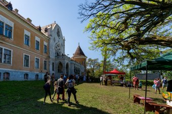 A kalendárium-kastélyt és a bazsarózsát népszerűsítették