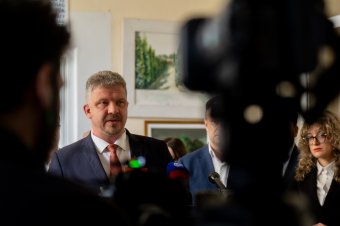 Iktatta támogatói aláírásait az újabb mandátumért induló Soós Zoltán