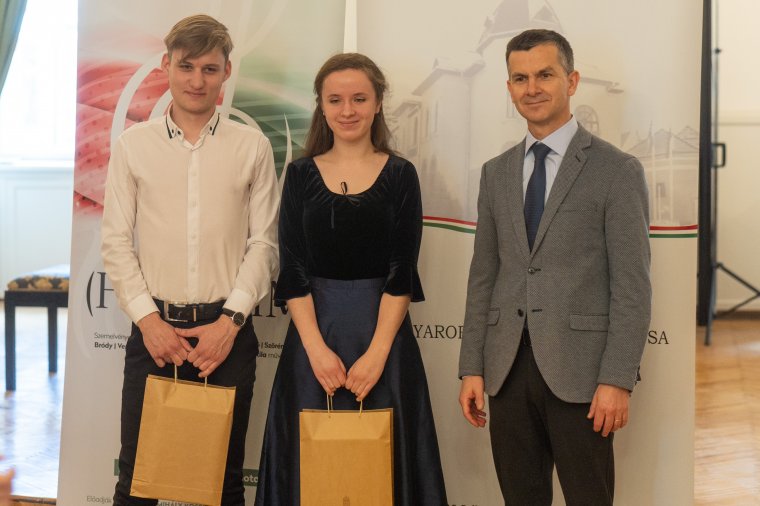 Tehetséges művészetis diákokat tüntetett ki a csíkszeredai főkonzul Marosvásárhelyen