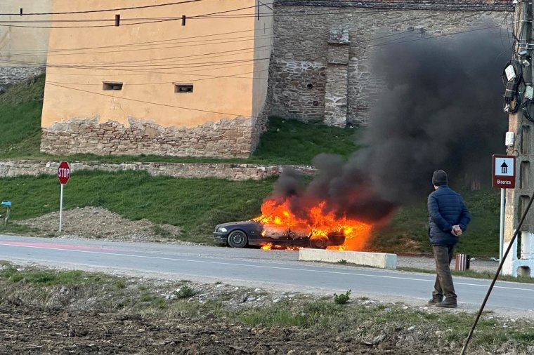 Kigyulladt és porrá égett egy autó a templom mellett
