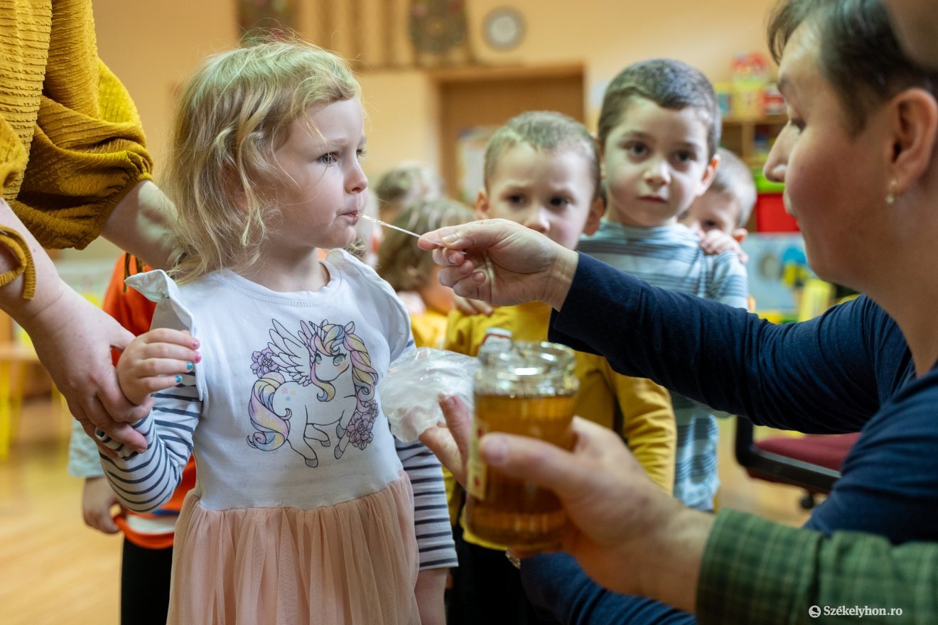 Mézet is kóstolhattak a kicsik •  Fotó: Haáz Vince