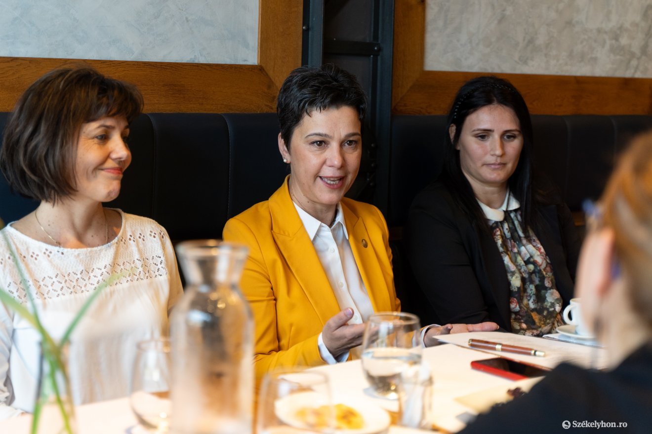 Csép Éva Andrea (középen) és meghívottai: Gergely Annamária (balra) ikres édesanya és Csécs Krisztina, akinek hármas ikrei vannak •  Fotó: Haáz Vince