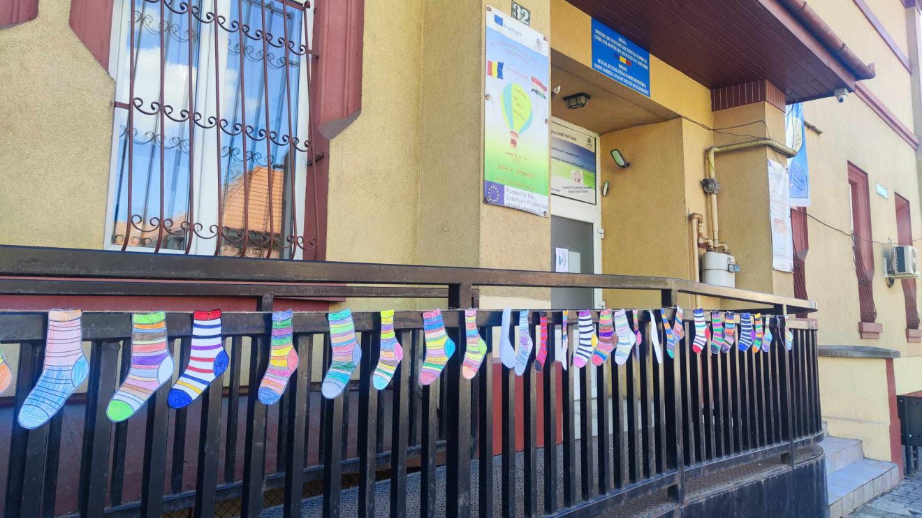 Az 1-es számú Inkuzív Oktatási Központ bejárata a Down-szindróma világnapján •  Fotó: 1-es számú Inkluzív Oktatási Központ