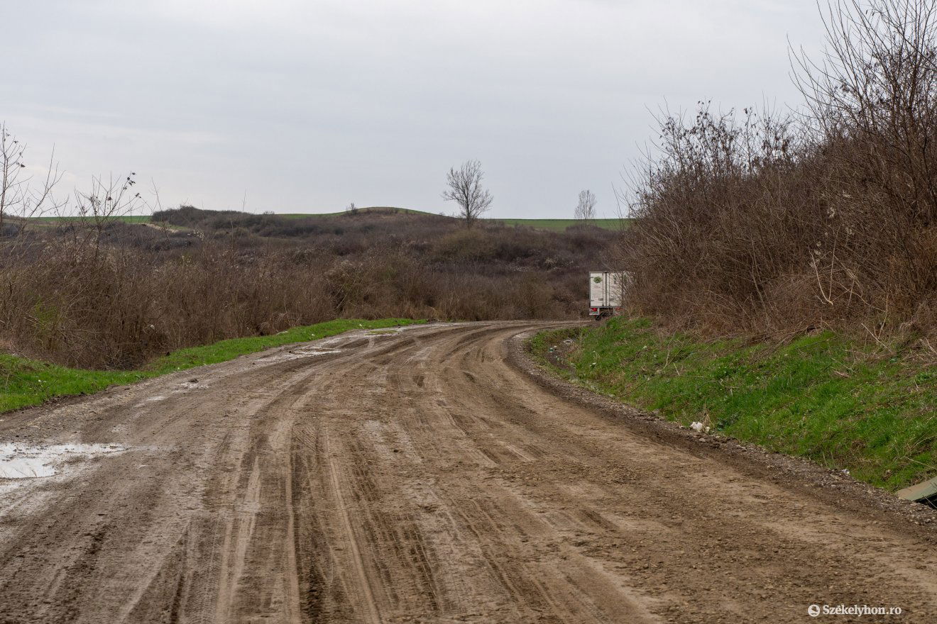 Esős időben sáros, napos időben poros ez az útszakasz •  Fotó: Haáz Vince