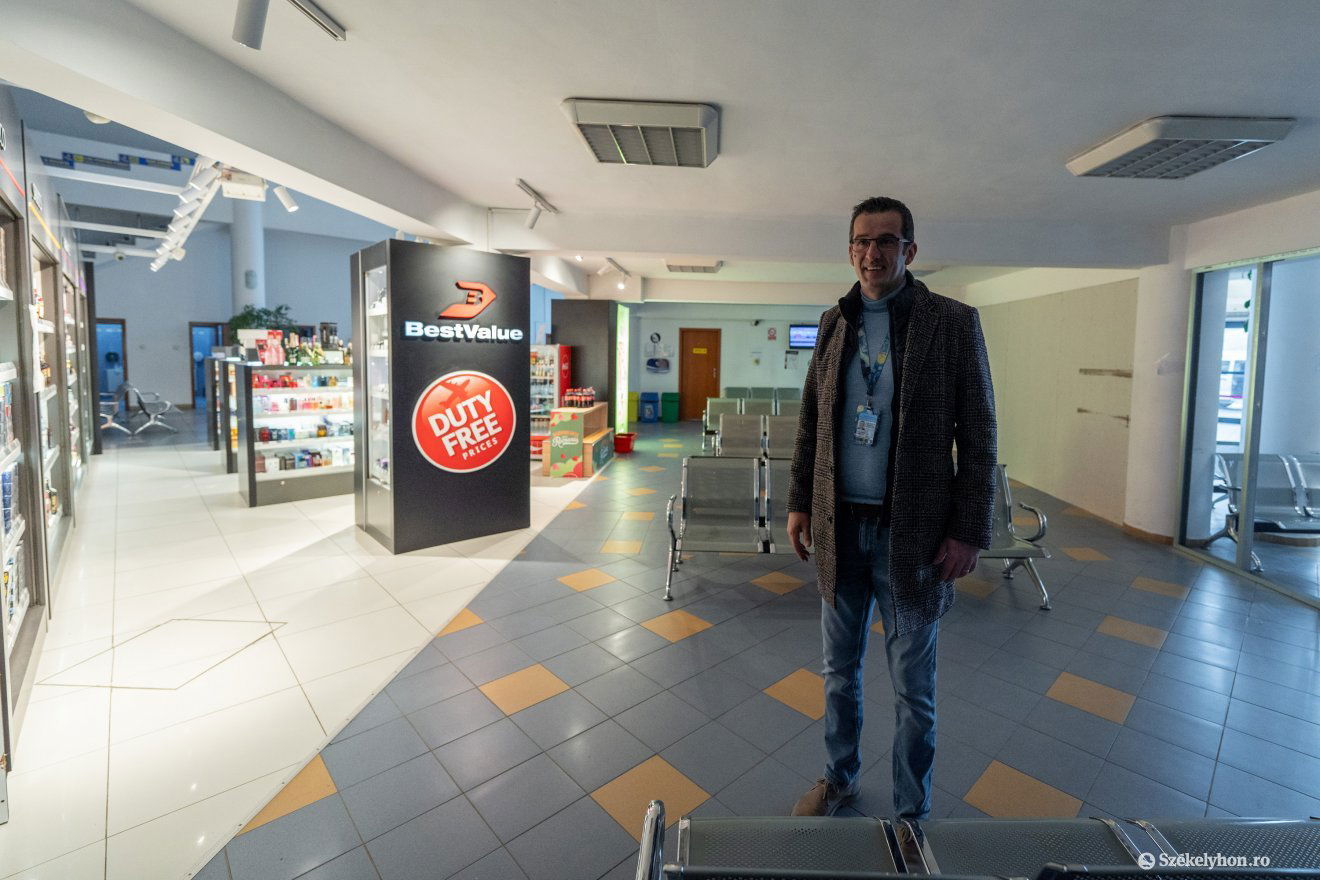 Peti András reptérigazgató mutatja, hogy hol lesznek változások •  Fotó: Haáz Vince