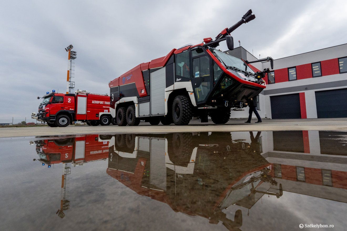 A legnagyobb, 6 millió lejbe került reptéri jármű a tűzoltóautók Rolls Royce-a, 30 másodperc alatt képes 90 kilométer/órás sebességre gyorsulni •  Fotó: Haáz Vince