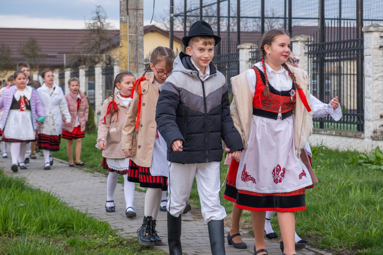 Vidáman vonultak a kis táncosok •  Fotó: Rab Zoltán