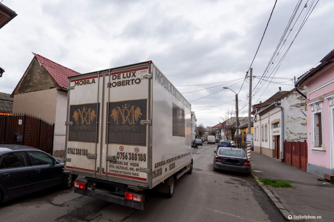 A kis utcák keskenyek, és parkoló autók nehezítik a közlekedést. •  Fotó: Haáz Vince