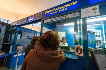 Az iratokat nem, de a poggyászokat továbbra is ellenőrzik