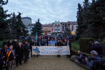 A járdán vonultak, autonómiát kértek, himnuszt énekeltek
