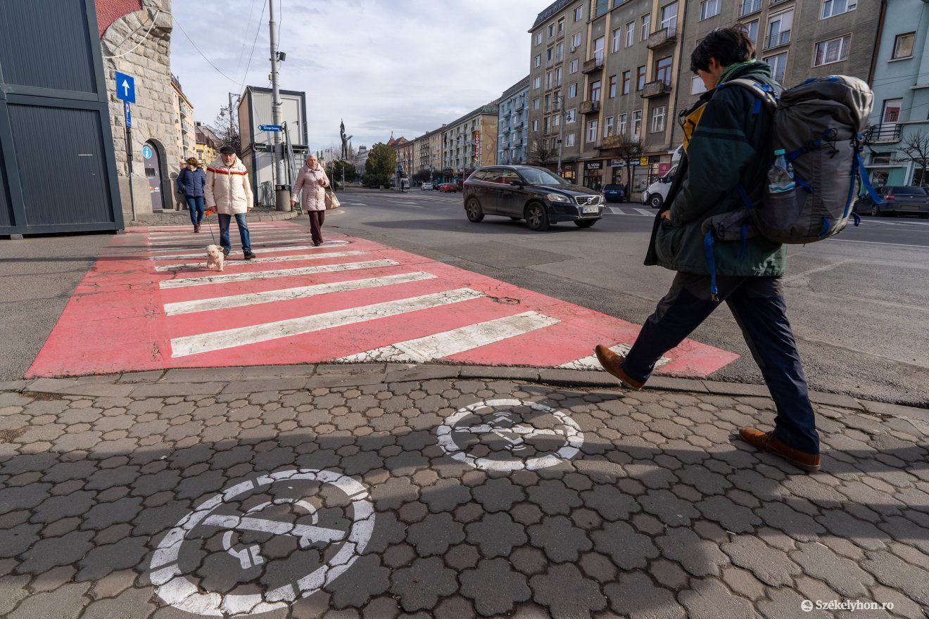 Gyereknek, felnőttnek egyaránt figyelnie kell a gyalogátjárón •  Fotó: Haáz Vince