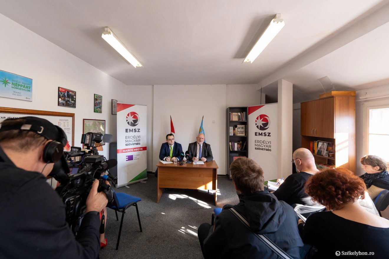 Gőzerővel készülnek a helyhatósági választásokra. Kali István, az EMSZ frissen alakult marosvásárhelyi szervezetének vezetője és Zakariás Zoltán országos elnök sajtótájékoztatón •  Fotó: Haáz Vince