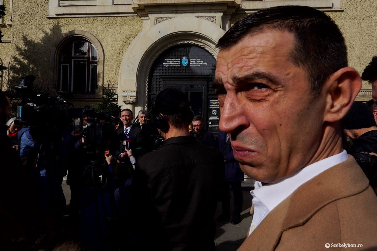 Ciprian Dobre a PNL megyei elnöke, Maros megye prefektusa távolabbról hallgatta a bejelentést •  Fotó: Haáz Vince