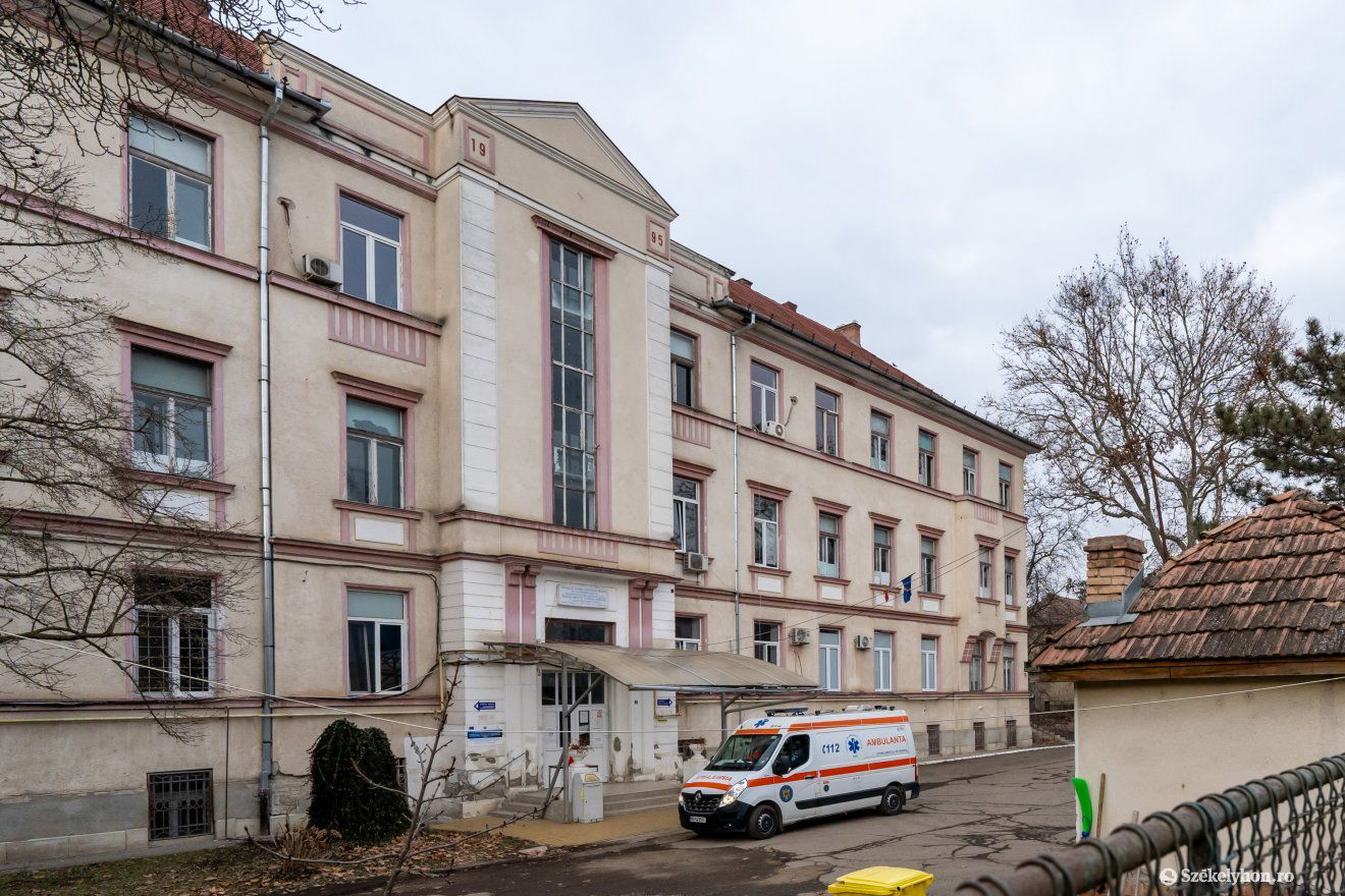 Hőszigetelik és manzárdosítják az épületet •  Fotó: Haáz Vince