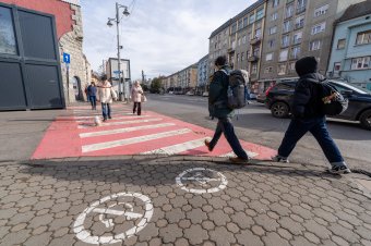 Megbírságolnák az átjárón telefonozó gyalogosokat