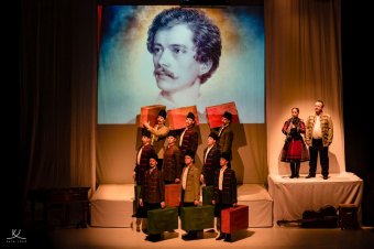 Reflektorfényben a Petőfi emlékére összeállított folklórműsor